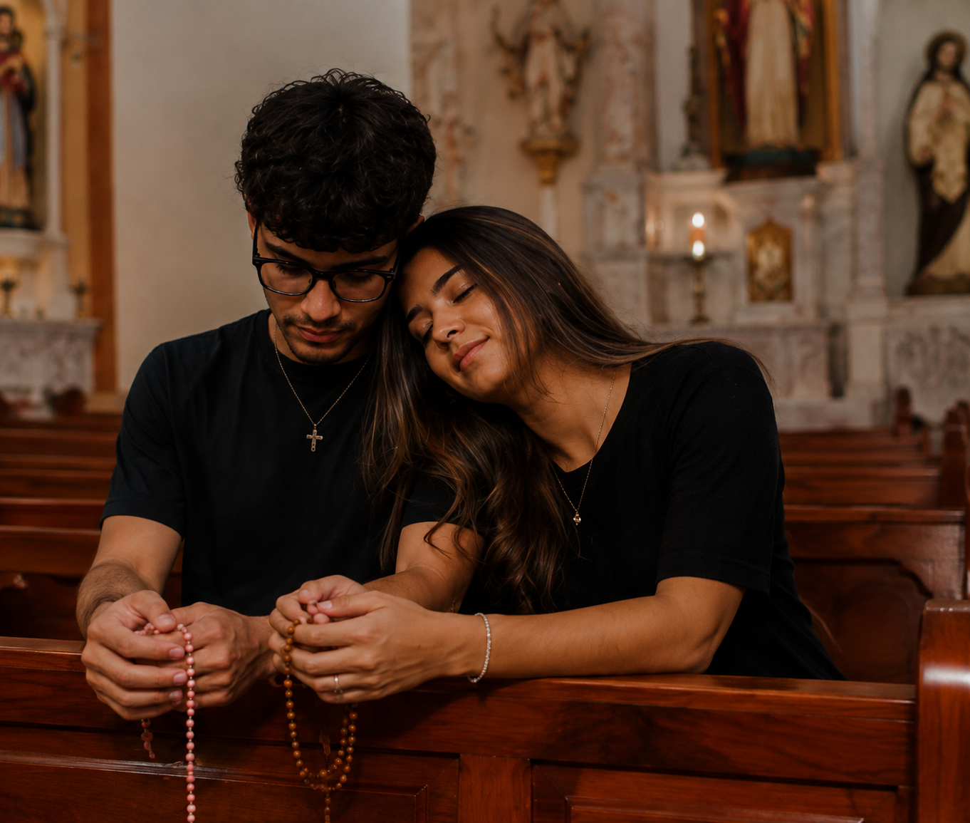 Casal católico rezando o terço na igreja